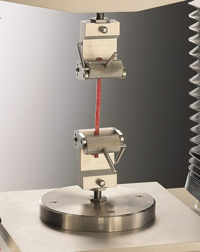 sebst klemmende spannbacken für den texture analyser von stable micro systems zum einspannen von proben für zugversuche in der materialprüfung.